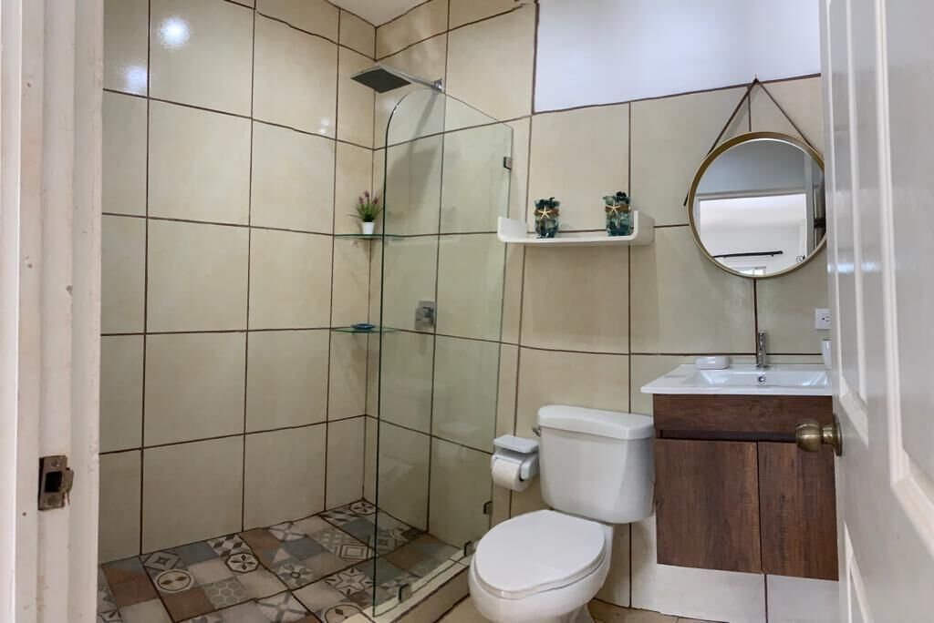 Baignoire, serviettes fournies, savon, papier toilette