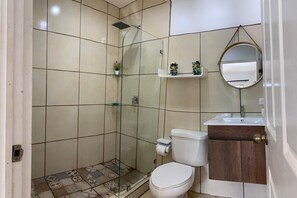 Baignoire, serviettes fournies, savon, papier toilette