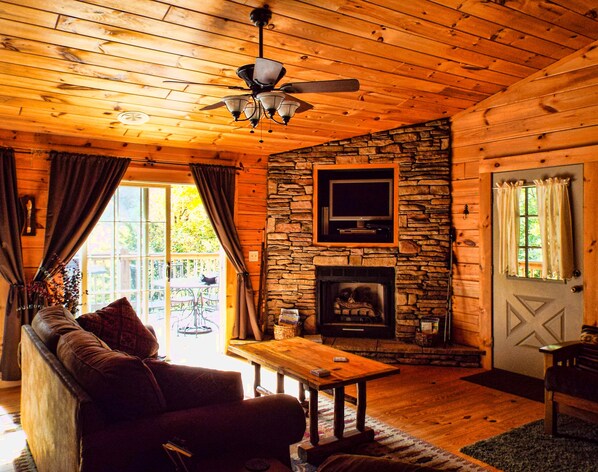 Smart TV, fireplace, DVD player, books - Mountain View - Hot Tub - Mountain View Sleeps 6 - Dog / Pet Friendly - (Zionville)