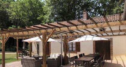 Romantic family villa, big pool, garden and forest. Silence and space. WIFI.