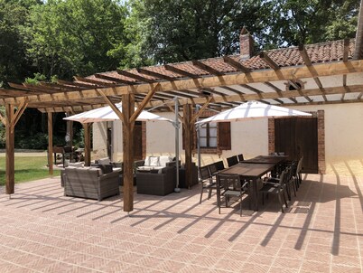 Villa romántica familia, gran piscina, jardín y bosque. El silencio y el espacio. Con WIFI.