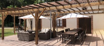 Villa romantique de famille, grande piscine, jardin et la forêt. Silence et de l'espace. Avec WIFI.