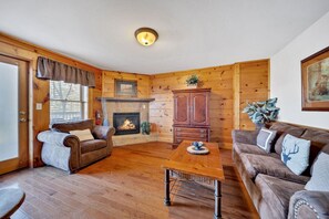 Smart-TV, Kamin, Bücher