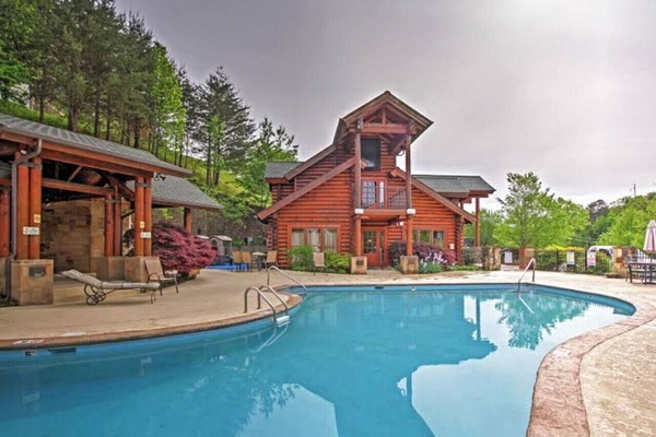 Resort Pool, Clubhouse and Outdoor Kitchen