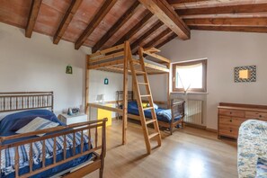 2 bedrooms, iron/ironing board, travel cot, free WiFi