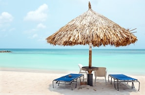 En la playa, camastros y toallas de playa