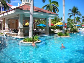 Outdoor pool, a heated pool - Ocean Side Lighthouse (best Tower of Marriot) - 2BR Villa for 8 persons. (Noord)