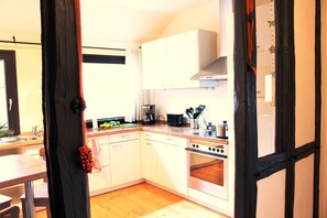 Fridge, microwave, oven, stovetop - Spacious apartment right on the Fürstenauer castle (Fürstenau)