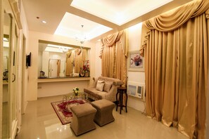 Suite (Islands, Room) | Zona de estar | Una televisión LCD