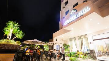 واجهة المنشأة - في المساء/الليل