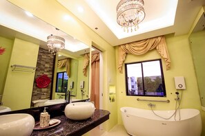 Suite (Islands, Room) | Baño | Artículos de higiene personal gratuitos, secador de pelo y toallas