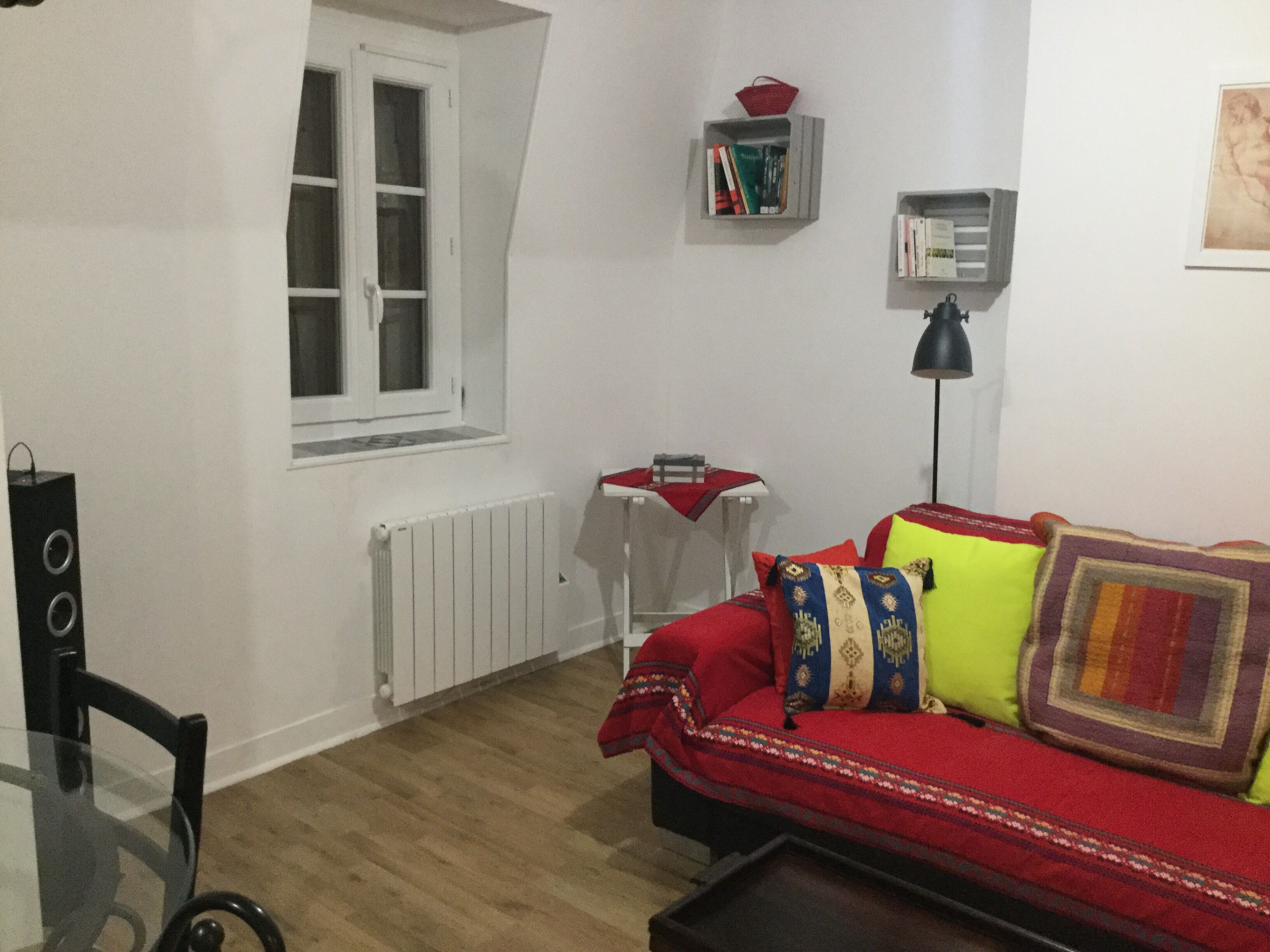 Télévision, livres, chaîne hi-fi, écrans d'ordinateur