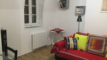 Télévision, livres, chaßne hi-fi, écrans d'ordinateur