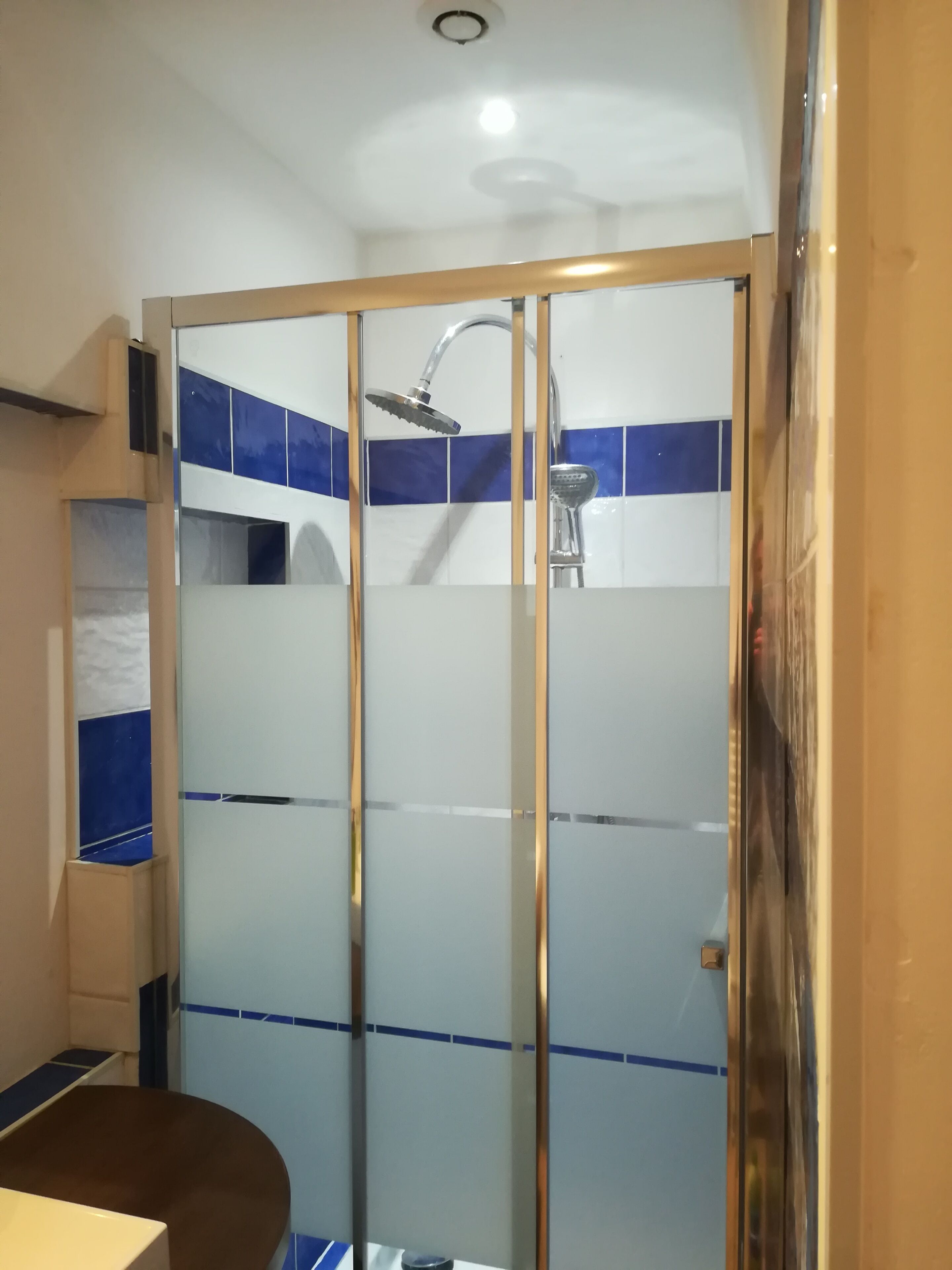 Een douche, een haardroger, handdoeken, zeep