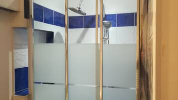 Een douche, een haardroger, handdoeken, zeep