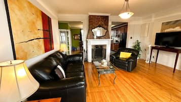 Televisión y chimenea