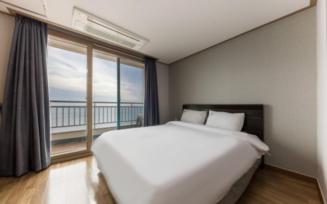 room | blackout curtains, free wifi