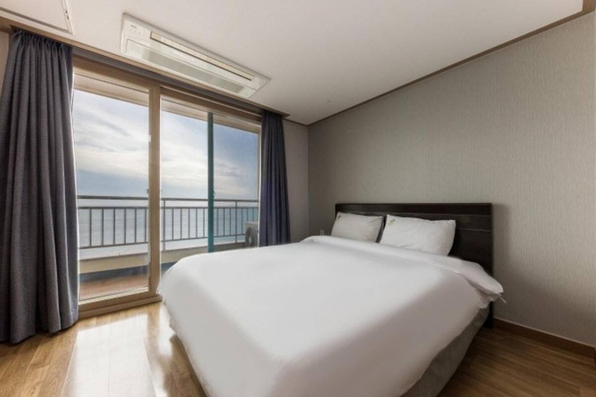 room | blackout curtains, free wifi