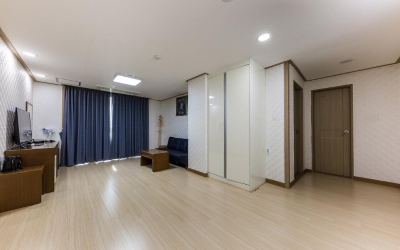 luxury room | living area | flat-screen tv