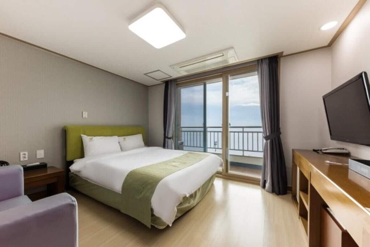 standard room | living area | flat-screen tv