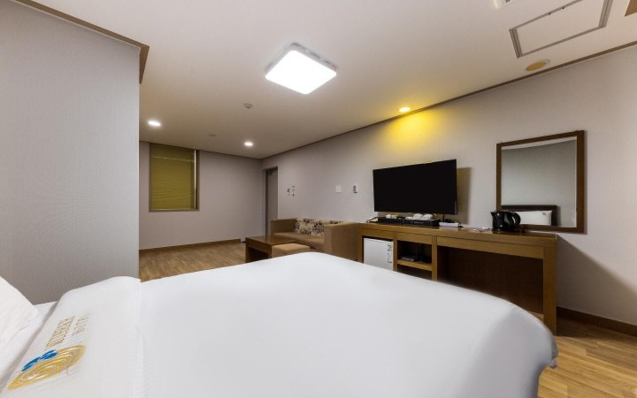 room | living area | flat-screen tv