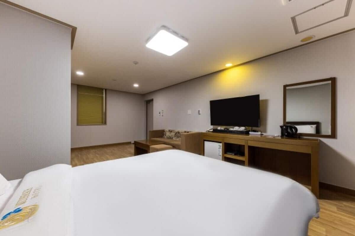 room | living area | flat-screen tv