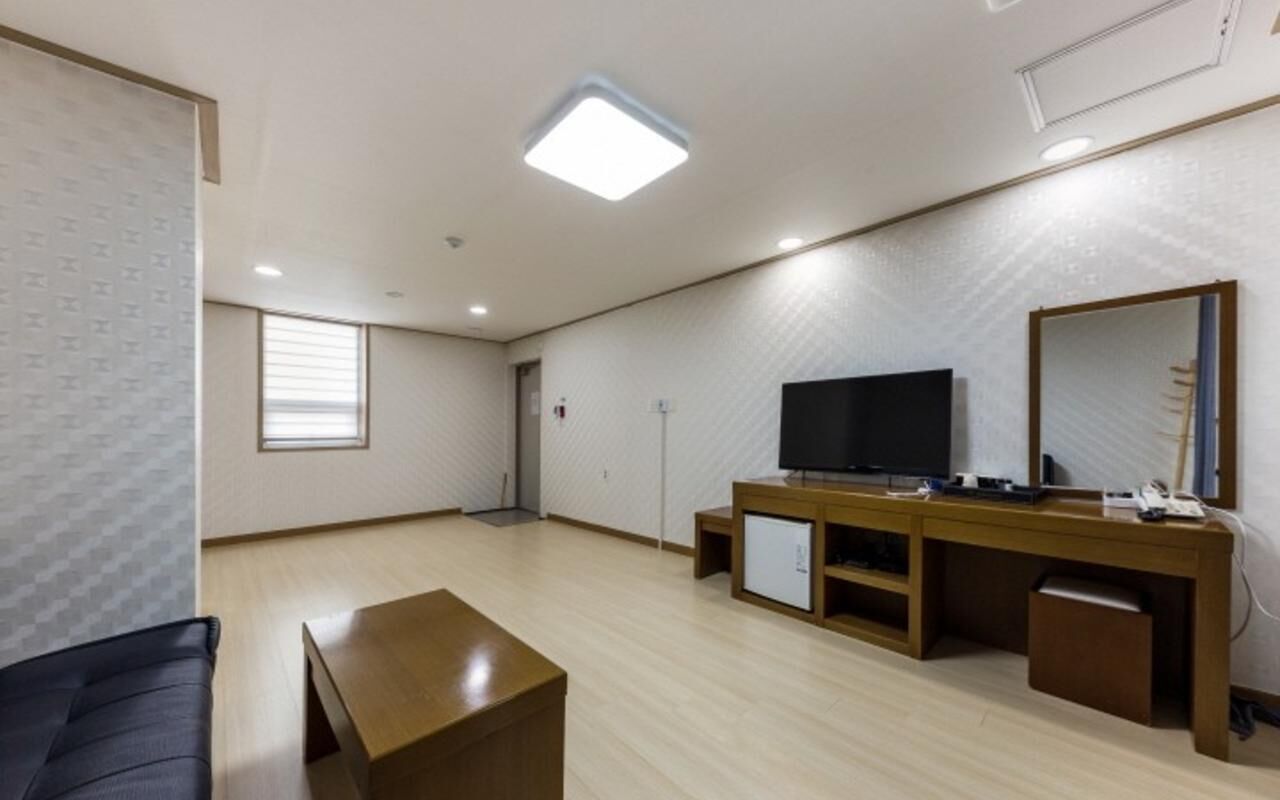 luxury room | living area | flat-screen tv