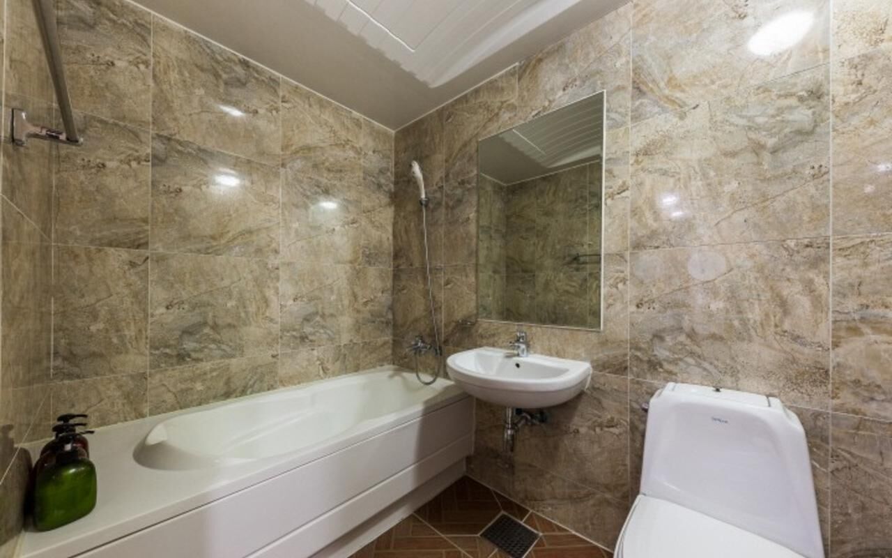 shower, free toiletries, hair dryer, slippers