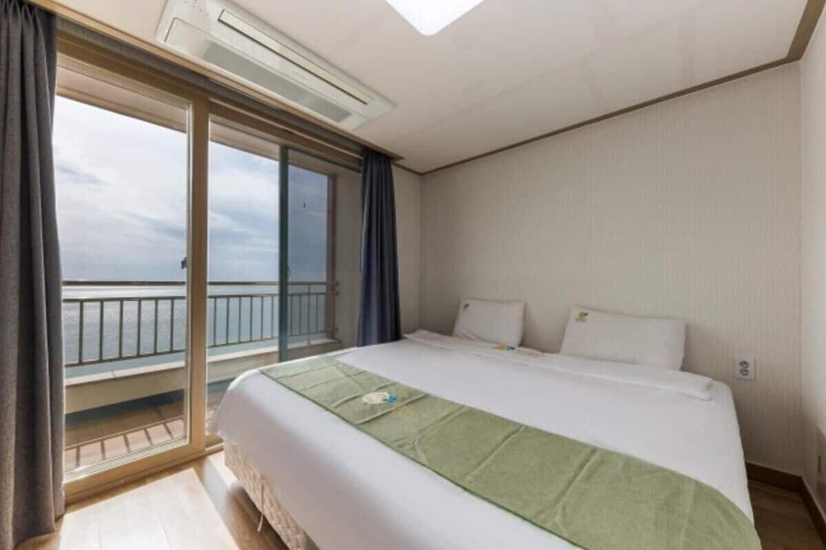 vip | blackout curtains, free wifi