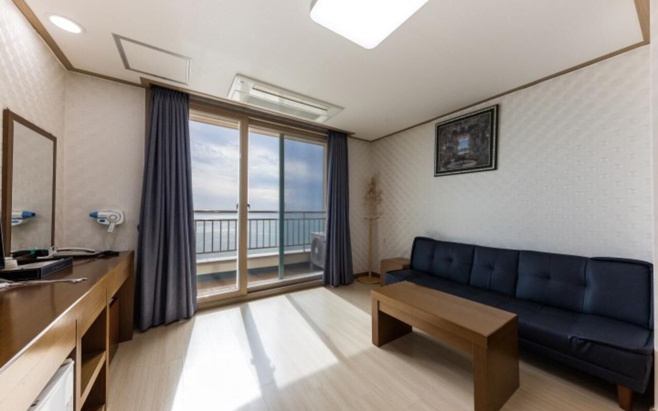 luxury room | living area | flat-screen tv