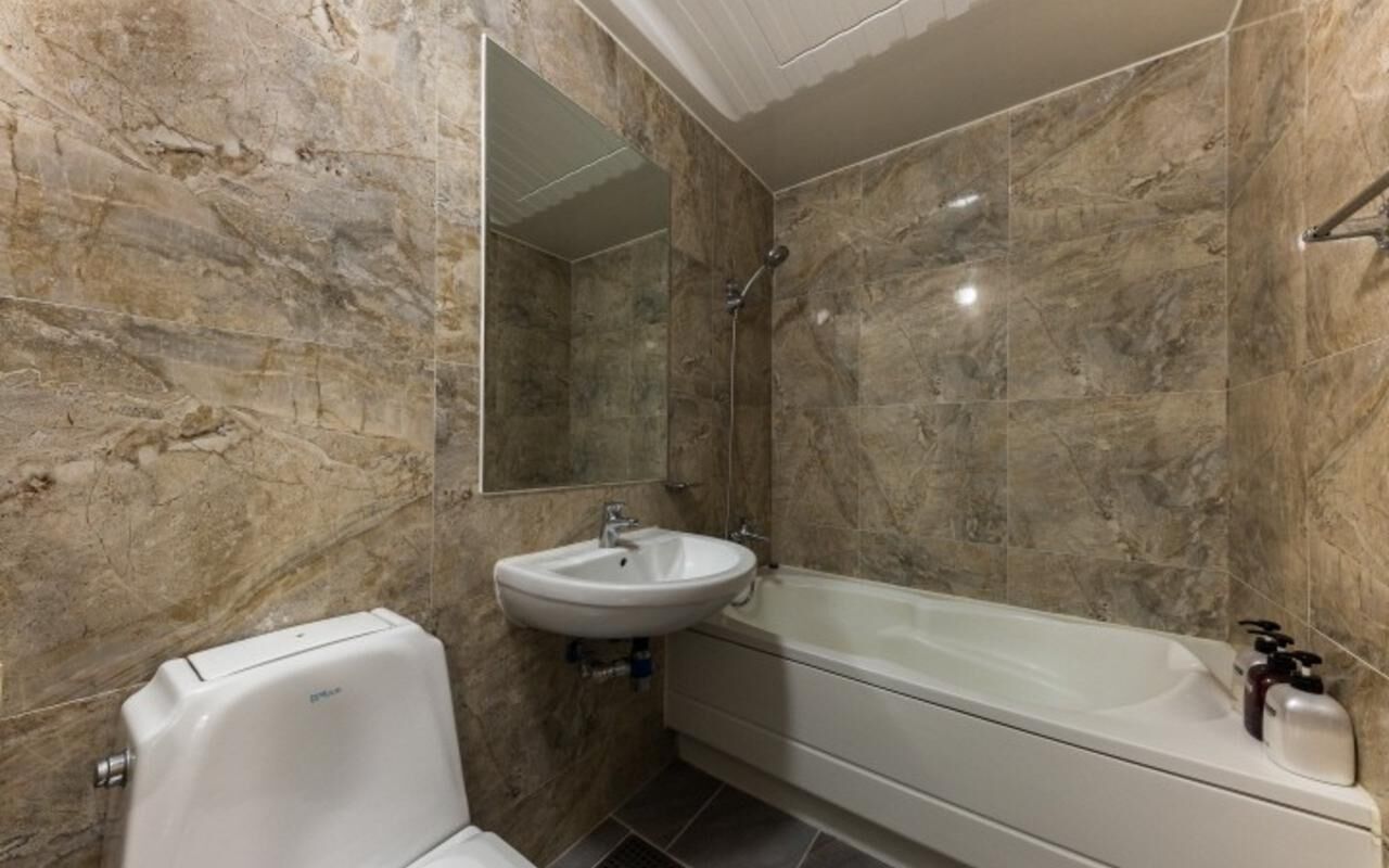 shower, free toiletries, hair dryer, slippers