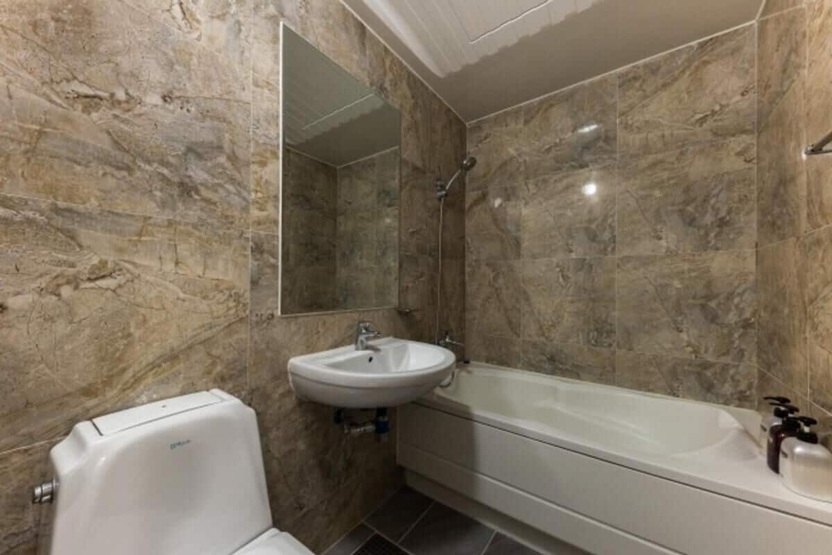 shower, free toiletries, hair dryer, slippers