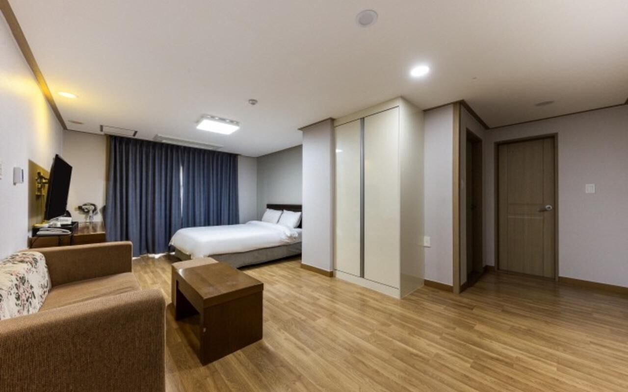 room | living area | flat-screen tv