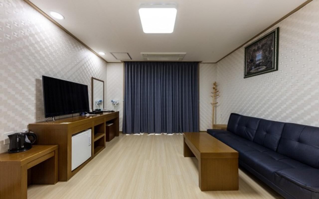 luxury room | living area | flat-screen tv