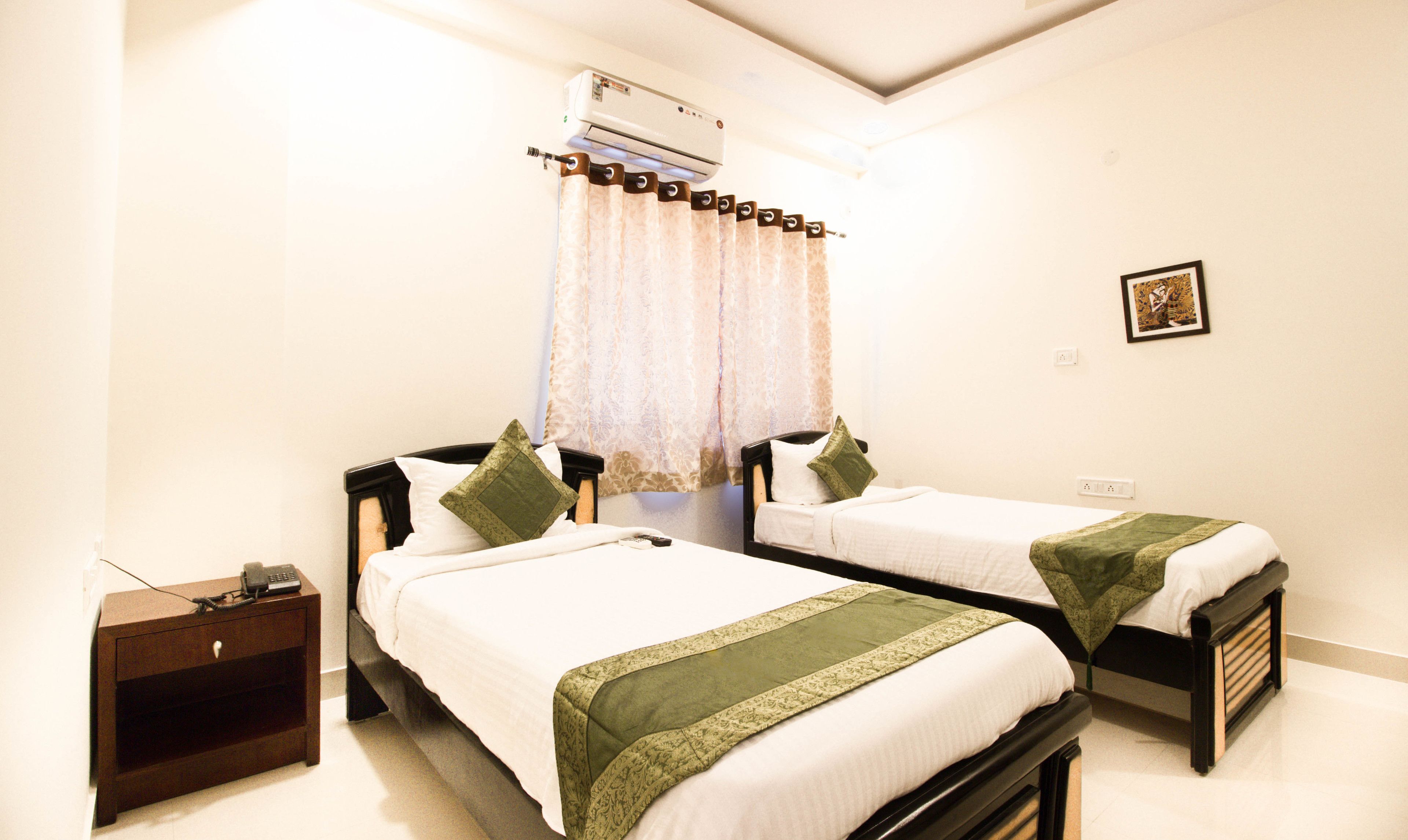 deluxe room | desk, rollaway beds, free wifi