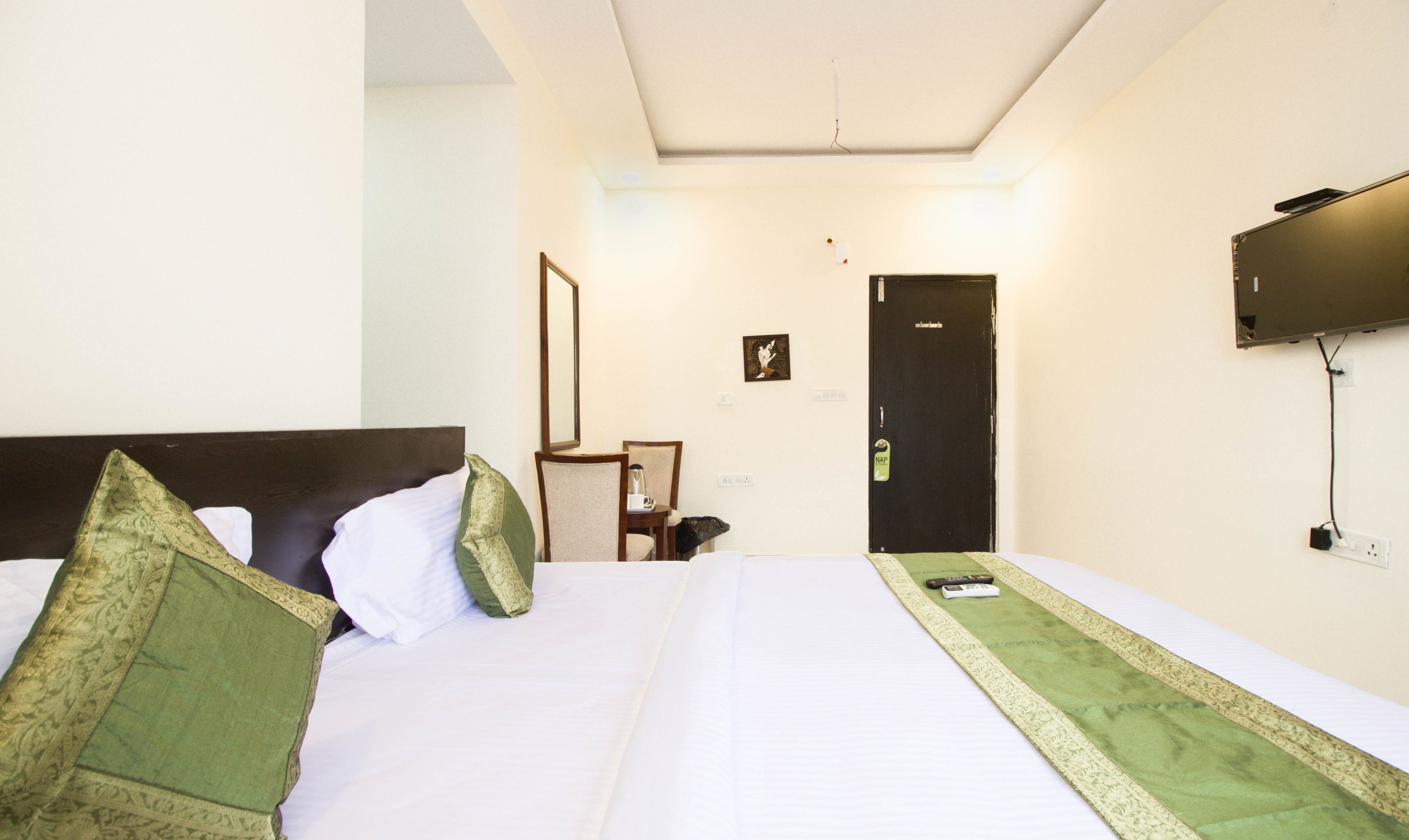 deluxe room | desk, rollaway beds, free wifi