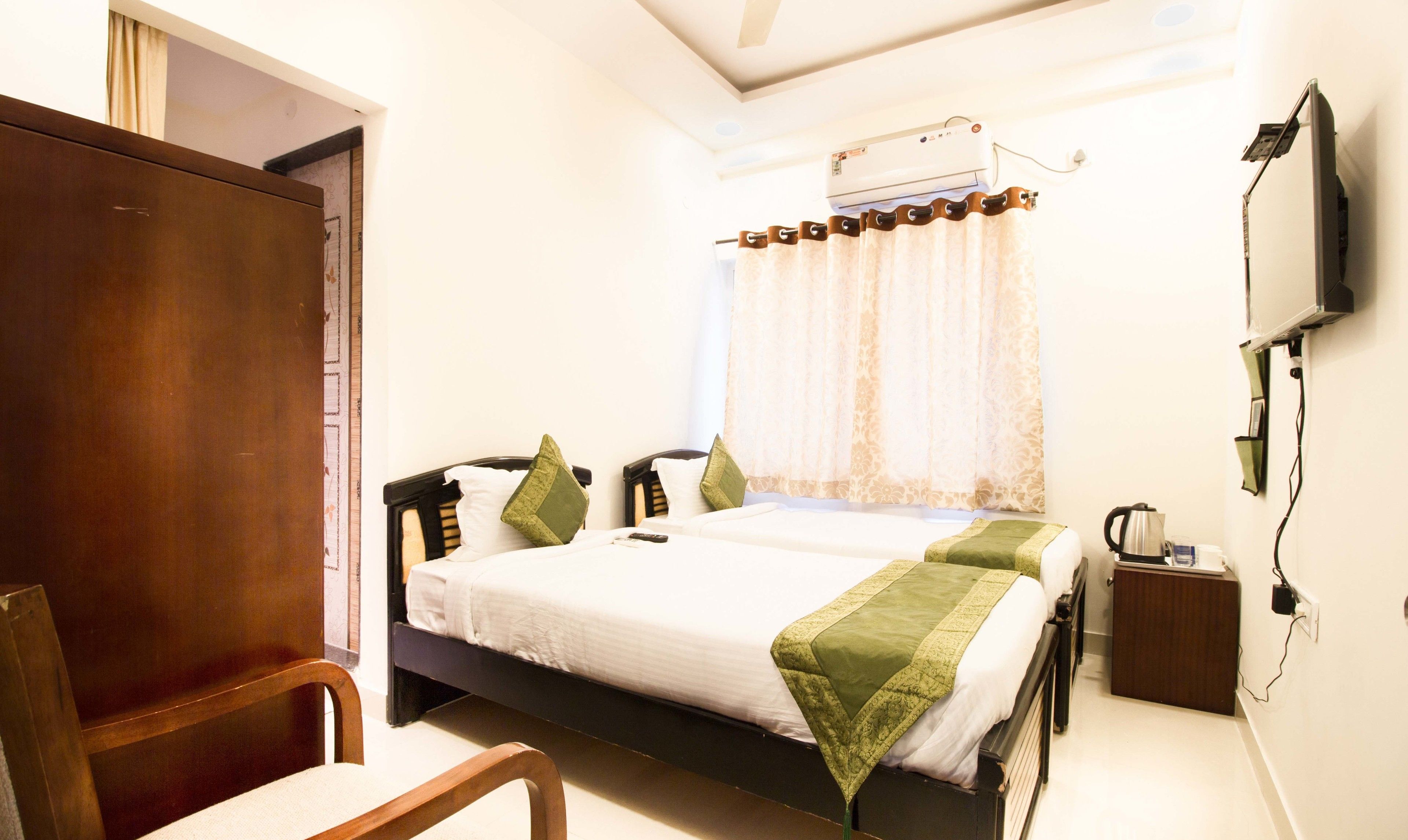 standard room | desk, rollaway beds, free wifi