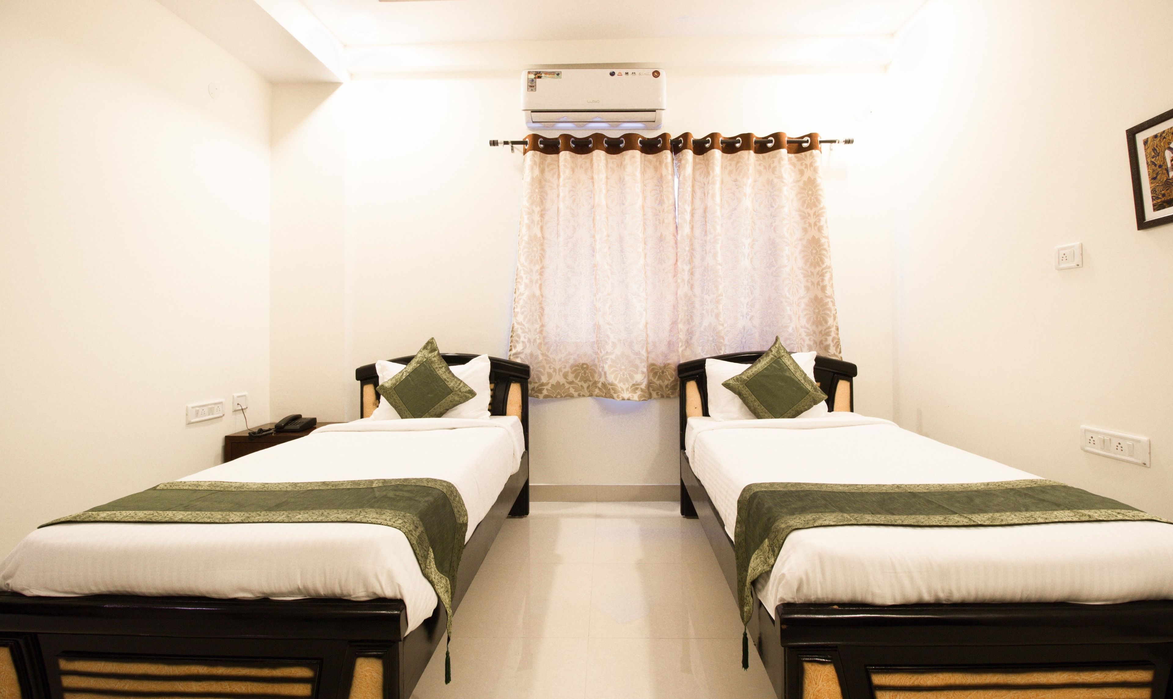 deluxe room | desk, rollaway beds, free wifi