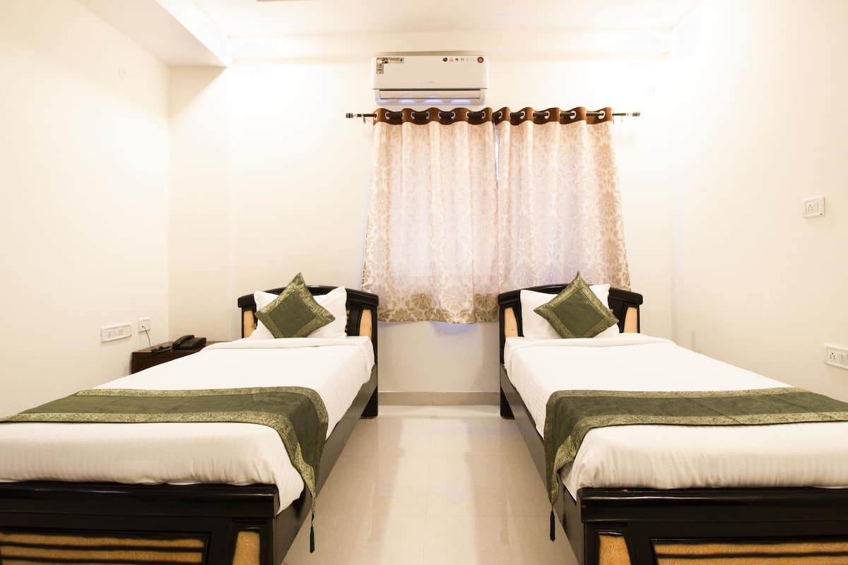 deluxe room | desk, rollaway beds, free wifi