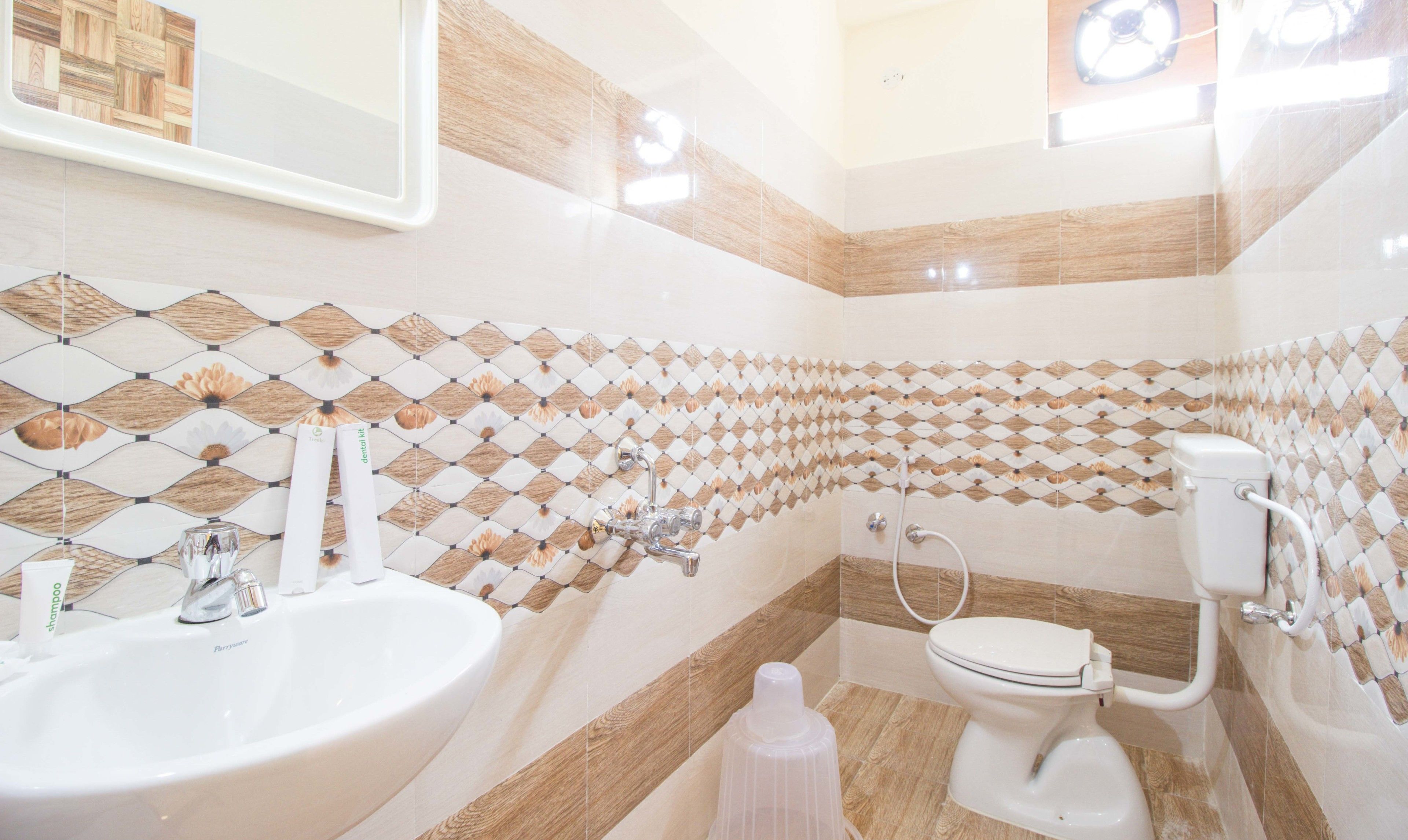 deluxe room | bathroom | shower, free toiletries, towels