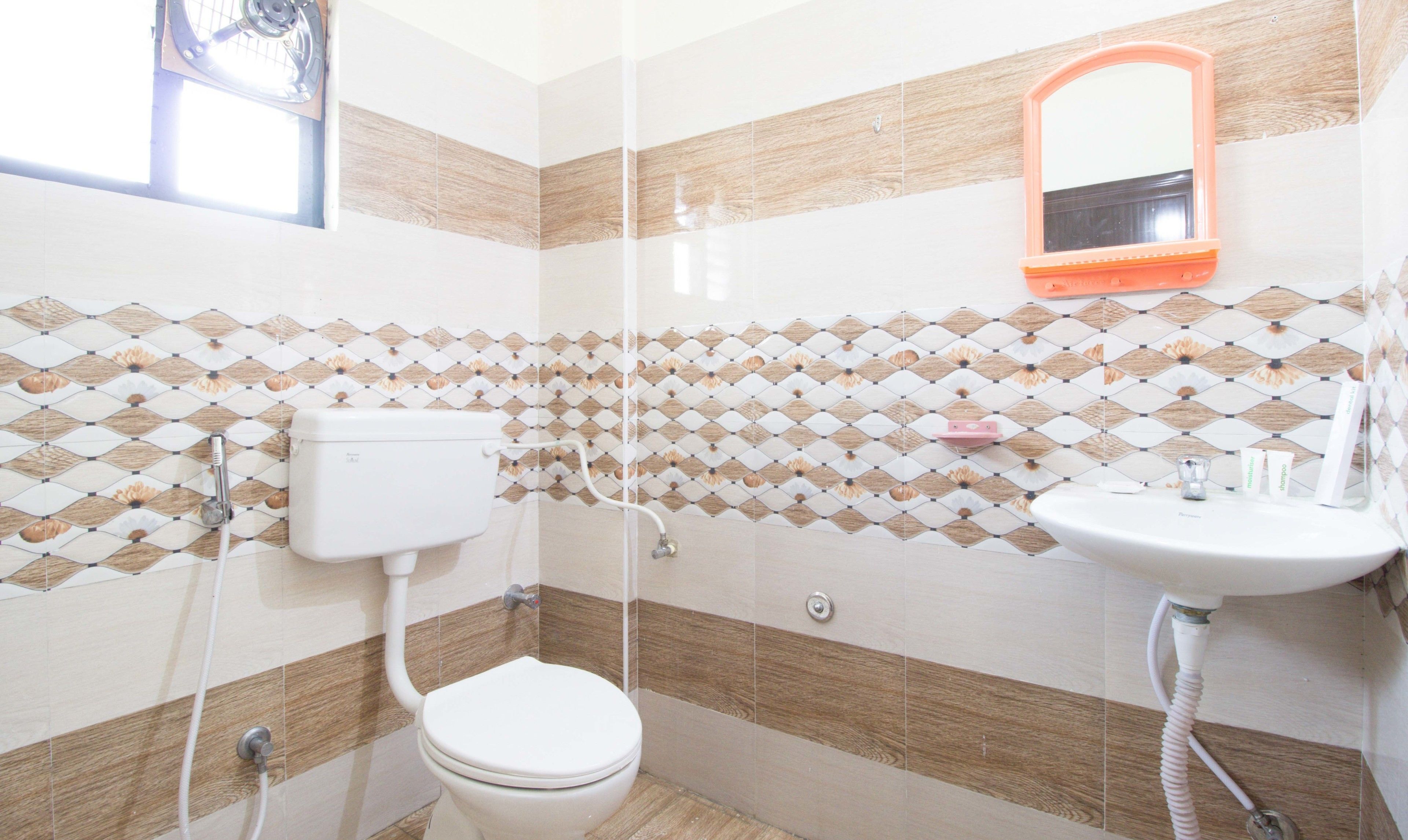 deluxe room | bathroom | shower, free toiletries, towels