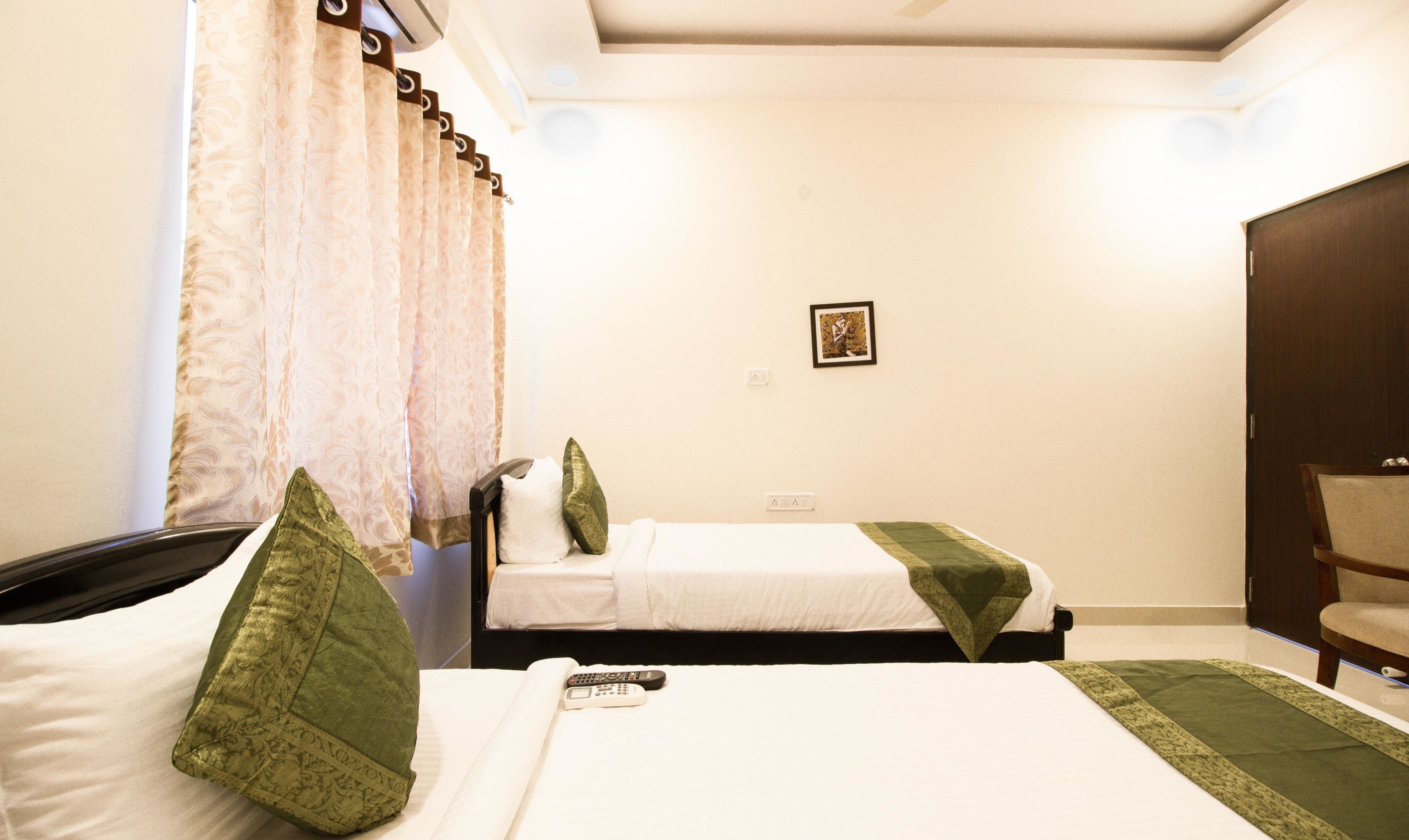 deluxe room | desk, rollaway beds, free wifi