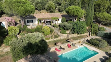 Alberca techada y alberca al aire libre