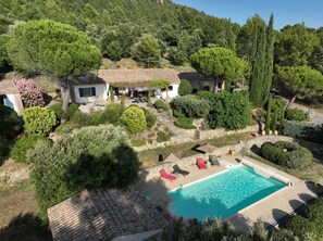 Innendørsbasseng og utendørsbasseng