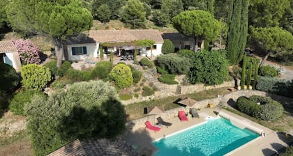 Propriété familiale avec grande piscine, parc et superbe paysage à perte de vue