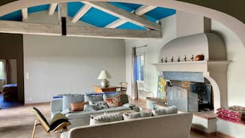 Chimenea, libros y estéreo