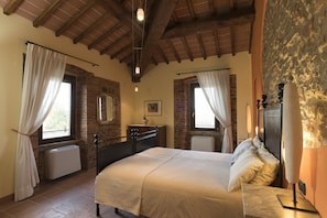 3 bedrooms, iron/ironing board, free WiFi, bed sheets - 19th century stone villa with private pool and garden/6 sleeps/pet friendly (Panicale)