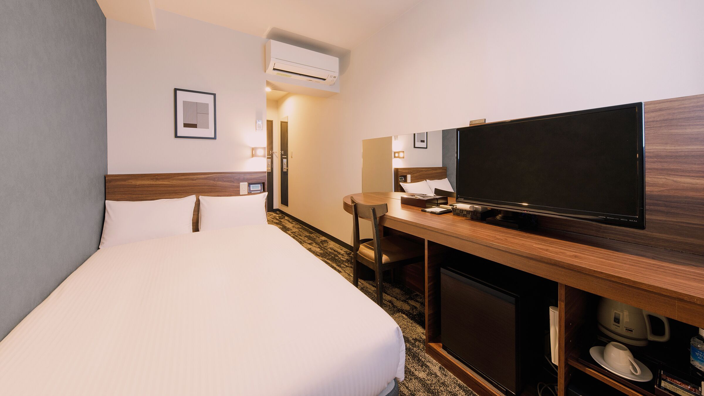 Escritorio, wifi gratis y ropa de cama 