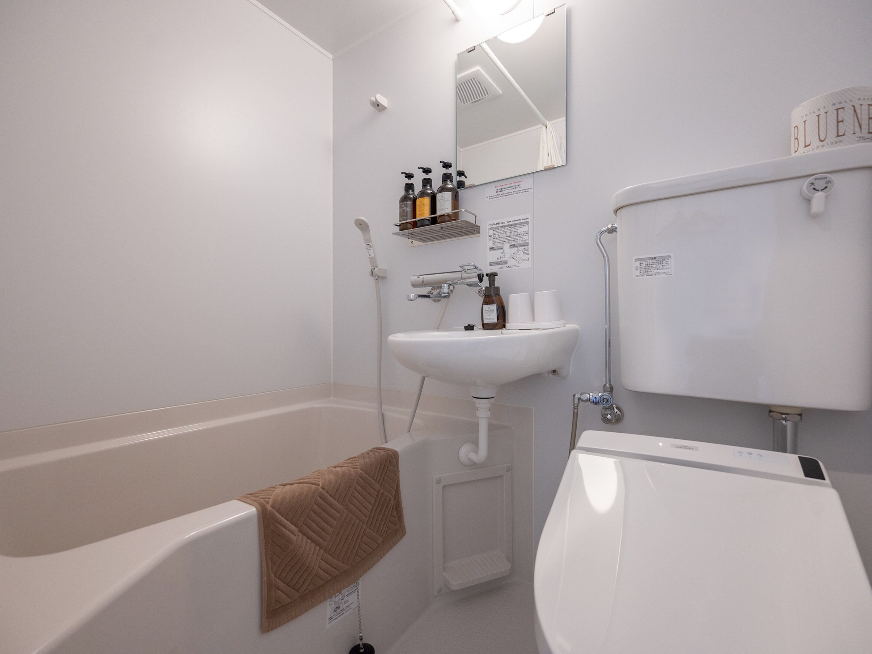 combined shower/bathtub, free toiletries, hair dryer, slippers