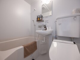 Bañera con ducha, artículos de tocador gratuitos, secador de pelo